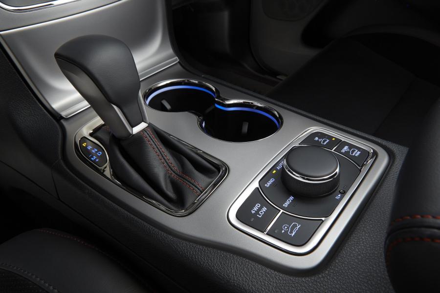 Детали интерьера Jeep Grand Cherokee Trailhawk (WK2) 2016 года  (фото 8 из 40)